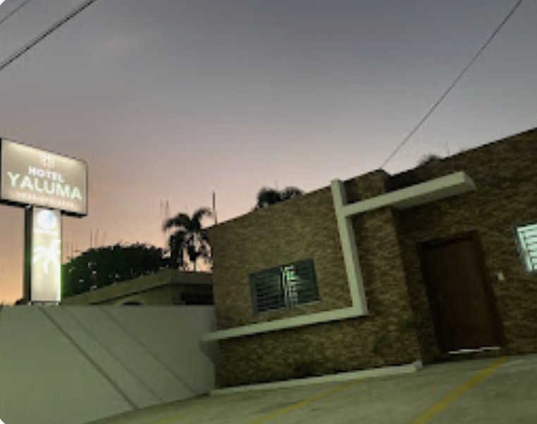 Entrada y estacionamiento del hotel