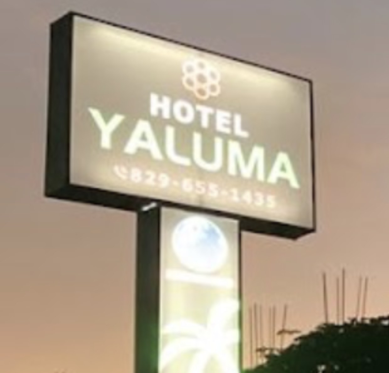 Letrero iluminado del Hotel Yaluma